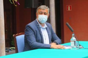La alcaldesa Carmen Hernández y el concejal Servando Hernández durante la presentación del programa festivo/TA.